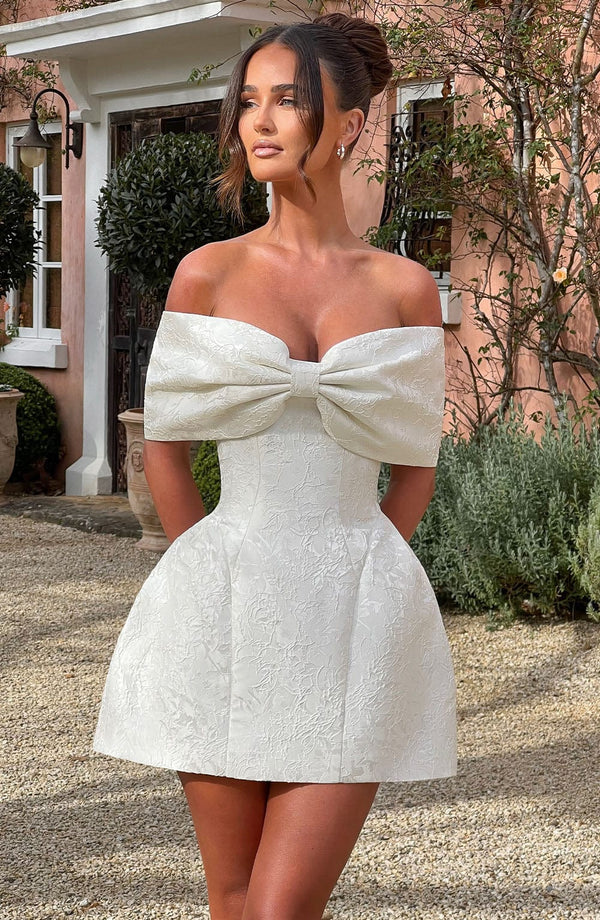 Beyaz Fiyonk Detaylı Mini Elbise
